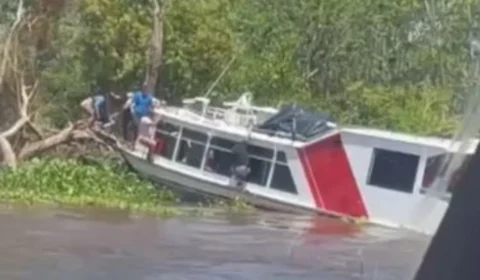 VEJA O PERIGO! Embarcação quase naufraga no Rio Negro durante trajeto entre Manaus e interior