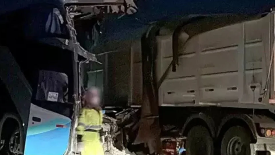 Tragédia na BR-163: Acidente entre ônibus e carreta fora do horário permitido deixa 11 mortos e 46 feridos