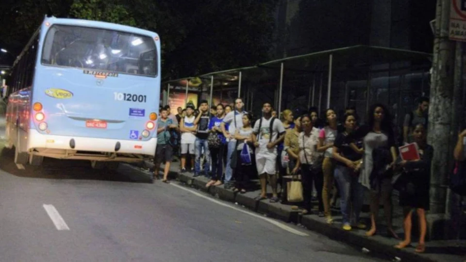 Rodoviários paralisam transporte coletivo a partir de terça (26) por atrasos salariais