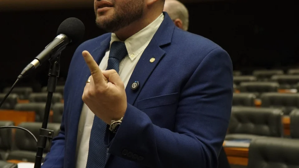 Deputado apresenta projeto para aumentar pena por posse de pornografia infantil e proibir monetização de conteúdos que sexualizem crianças