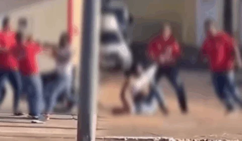 VEJA VÍDEO: Homem leva ‘surra’ de funcionários de restaurante após ser acusado de espancar a namorada