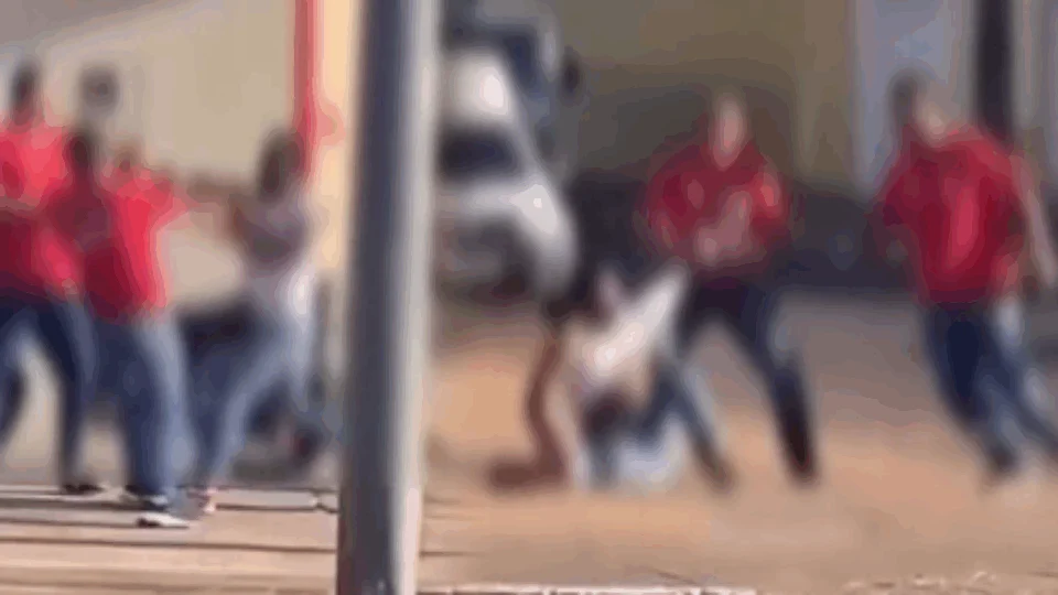 VEJA VÍDEO: Homem leva ‘surra’ de funcionários de restaurante após ser acusado de espancar a namorada