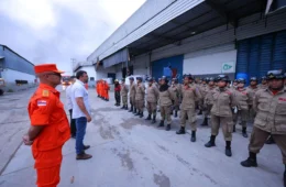 Governador Wilson Lima acompanha trabalho do Corpo de Bombeiros no combate a incêndio em fábricas de Manaus