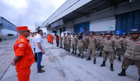 Governador Wilson Lima acompanha trabalho do Corpo de Bombeiros no combate a incêndio em fábricas de Manaus