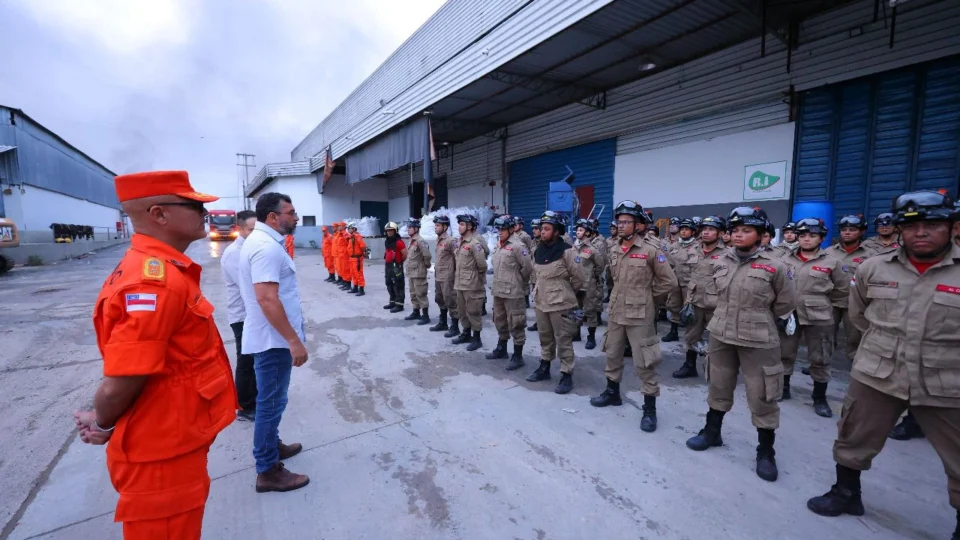Governador Wilson Lima acompanha trabalho do Corpo de Bombeiros no combate a incêndio em fábricas de Manaus