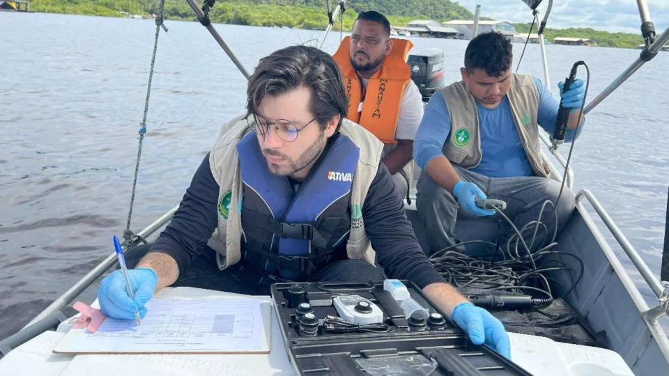 Ipaam e UEA analisam qualidade da água do Rio Tarumã-Açu, em Manaus
