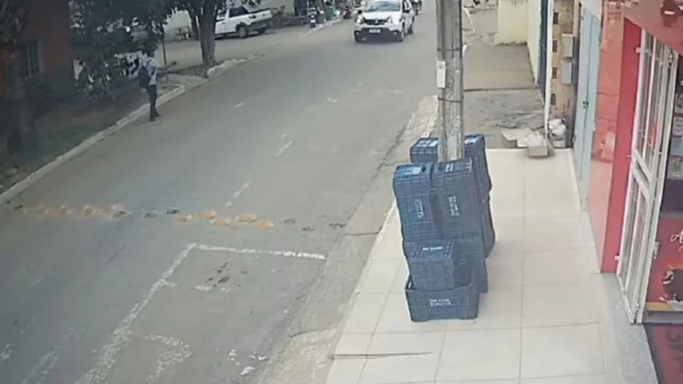 VEJA! Homem de 47 anos ataca policial militar com faca durante abordagem e acaba morto a tiros