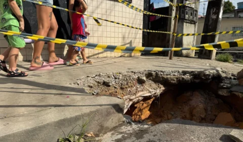 Moradores denunciam cratera aberta há três meses que dificulta trânsito e gera risco no Novo Aleixo