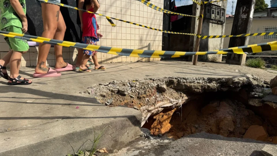 Moradores denunciam cratera aberta há três meses que dificulta trânsito e gera risco no Novo Aleixo