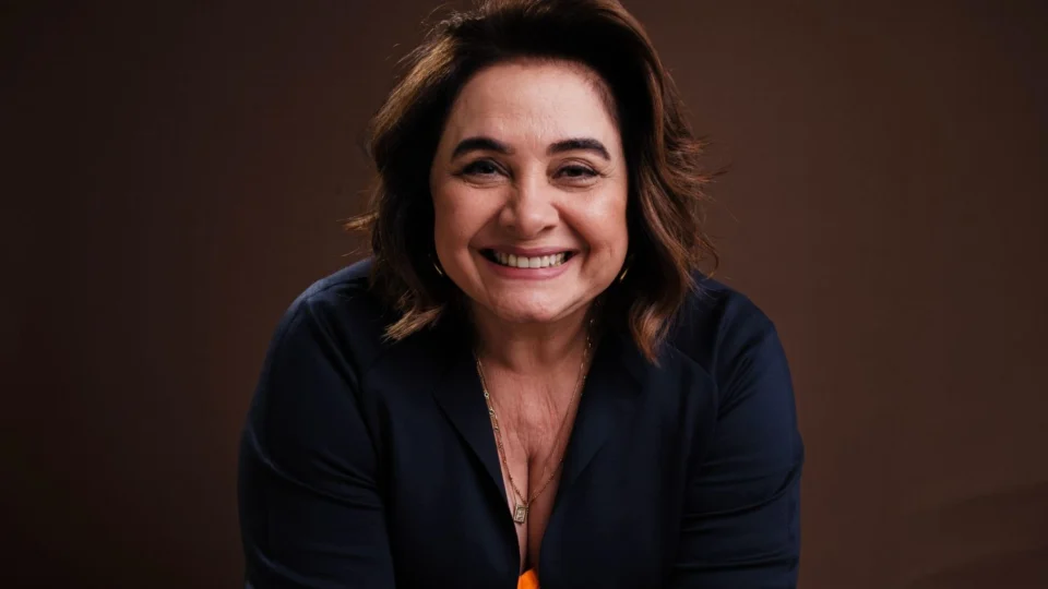 Professora Maria do Carmo cresce em redes sociais e lidera pesquisa de intenção de votos em Manaus