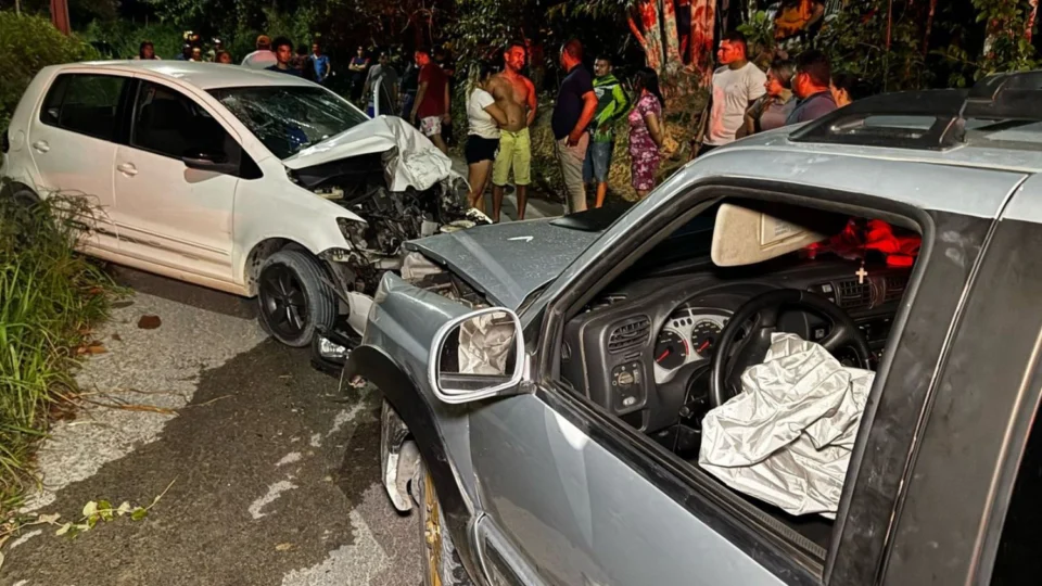 Colisão entre dois carros deixa casal ferido no Ramal do Ipiranga, no Distrito Industrial 2