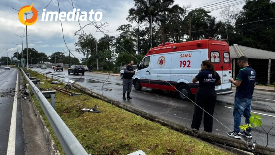 Carro colide com poste e deixa uma pessoa ferida na Avenida do Turismo, em Manaus