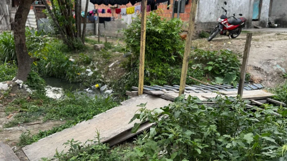 Moradores do bairro Colônia Terra Nova pedem reconstrução de ponte destruída pelas chuvas