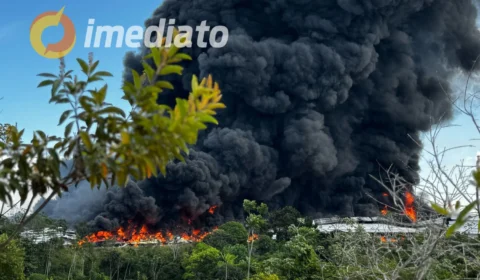 Veja o vídeo: Fogo avança sem controle e causa destruição em larga escala em fábrica no Distrito Industrial II, em Manaus