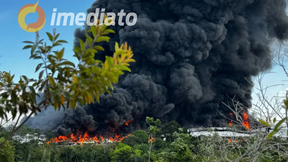 Veja o vídeo: Fogo avança sem controle e causa destruição em larga escala em fábrica no Distrito Industrial II, em Manaus