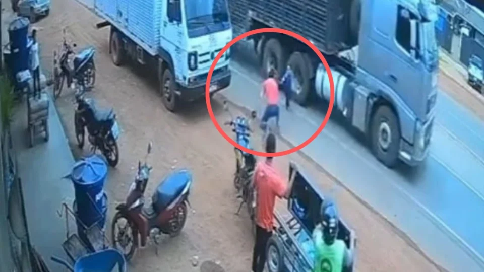 Veja vídeo: criança corre para rua e quase é atropelada por caminhão em Redenção