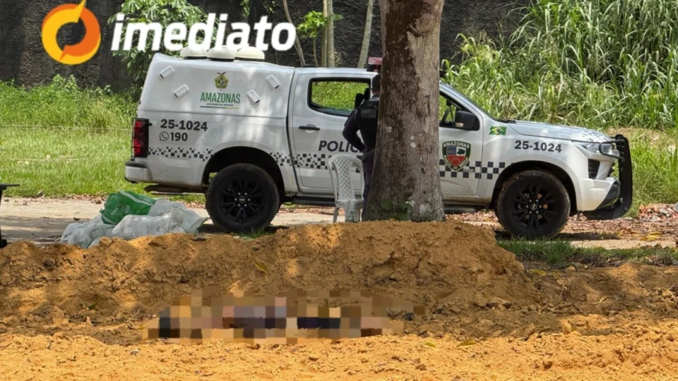 Veja as fotos: Homem é executado a tiros em terreno de antiga casa de show no Tarumã em Manaus