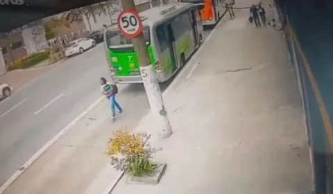 VEJA VÍDEO: Mulher morre atropelada após motorista dar ré em ônibus na Lapa, em São Paulo