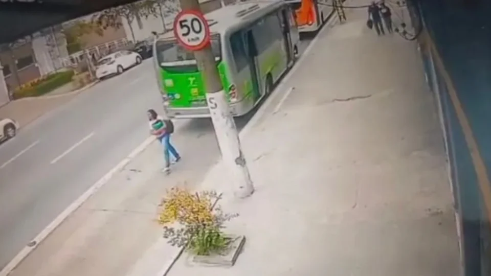 VEJA VÍDEO: Mulher morre atropelada após motorista dar ré em ônibus na Lapa, em São Paulo