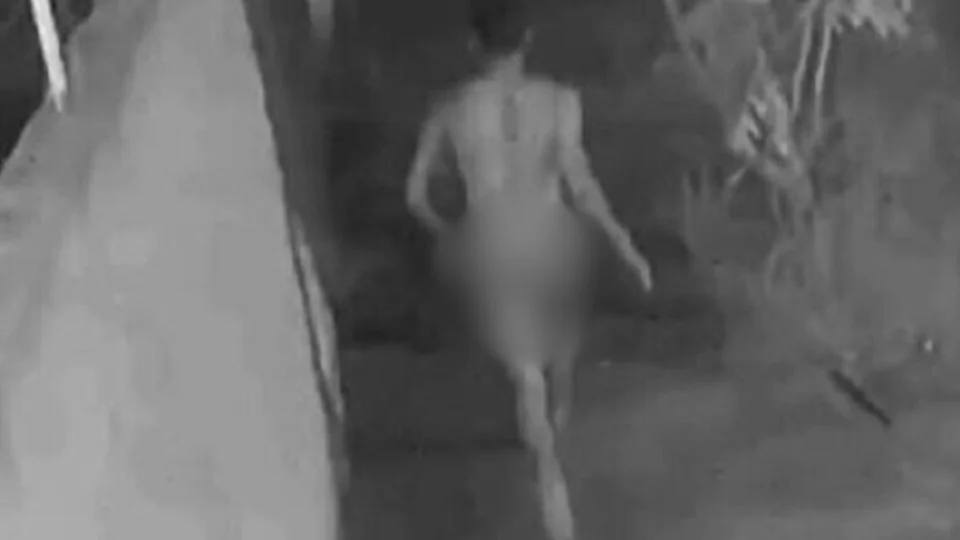 Veja o momento em que homem foge pelado e se esconde no telhado para escapar de ser morto pelo ex da ‘ficante’ em Naviraí