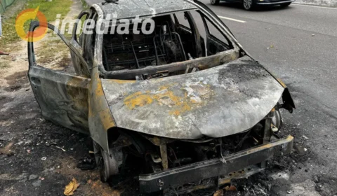 URGENTE: Carro pega fogo em pane mecânica na Avenida Rodrigo Otávio, próximo à entrada da UFAM