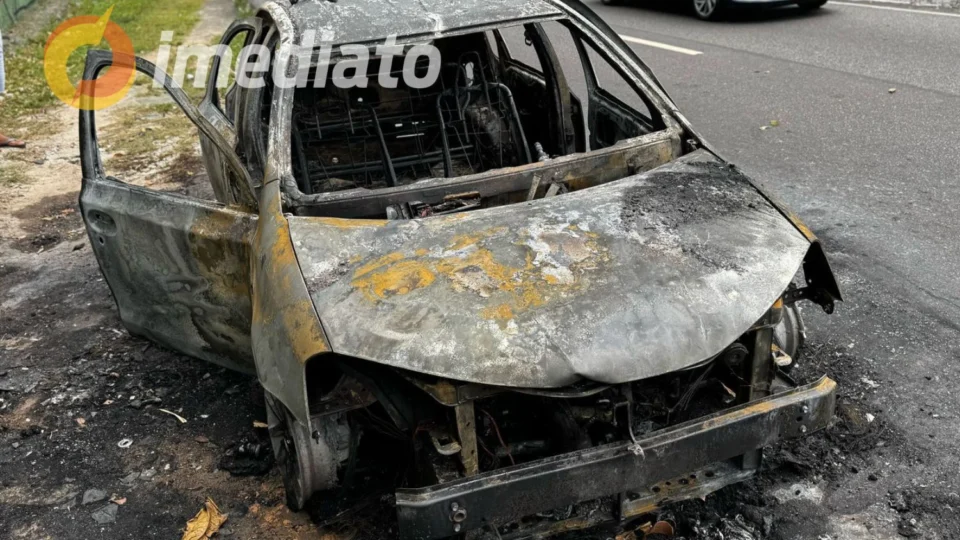 URGENTE: Carro pega fogo em pane mecânica na Avenida Rodrigo Otávio, próximo à entrada da UFAM