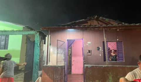 Casa pega fogo no Japiim e mobiliza bombeiros e moradores