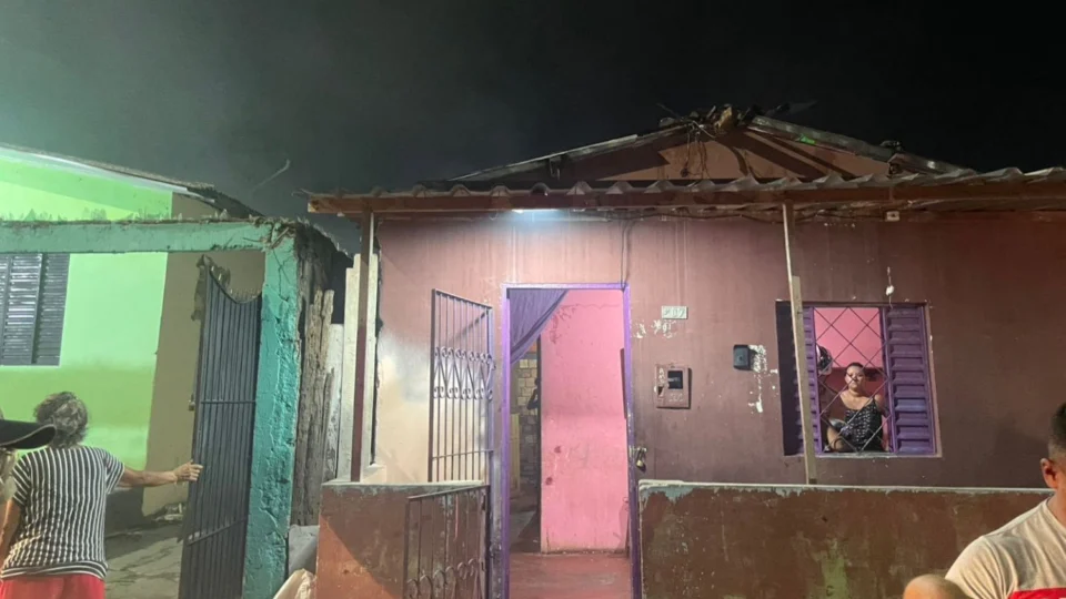 Casa pega fogo no Japiim e mobiliza bombeiros e moradores