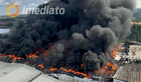 Mais de 26 horas em chamas: incêndio de grandes proporções segue ativo em fábrica no Distrito Industrial de Manaus