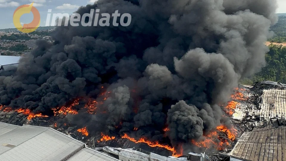 Mais de 26 horas em chamas: incêndio de grandes proporções segue ativo em fábrica no Distrito Industrial de Manaus