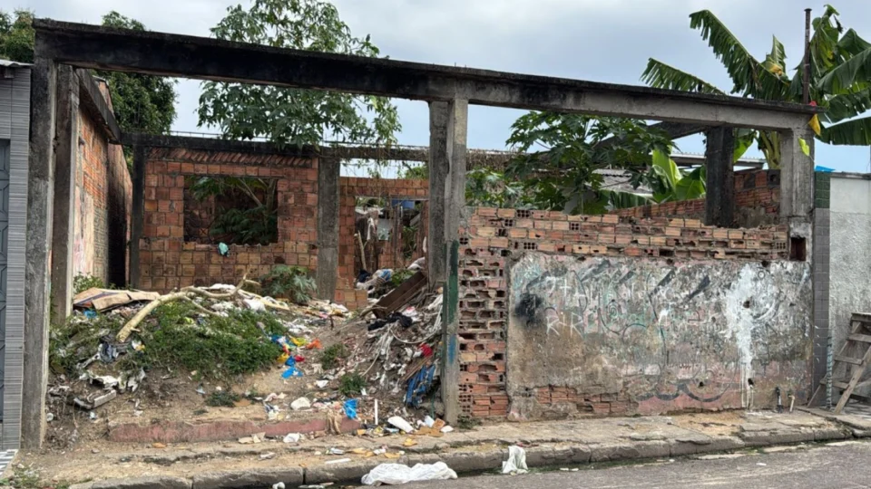 Terreno abandonado no João Paulo preocupa moradores devido a queimadas e criminalidade