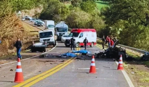 Carro se parte ao meio em acidente brutal e dois jovens morrem no Paraná