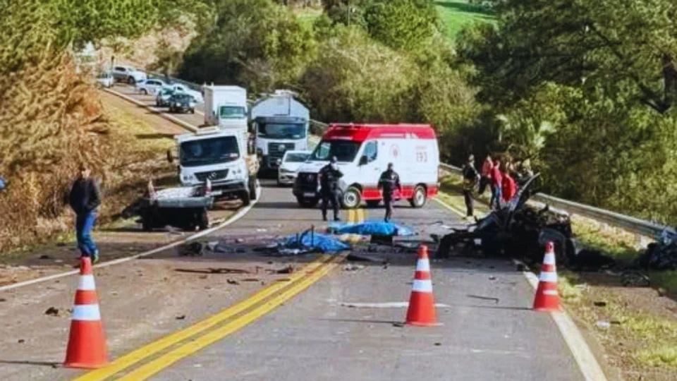 Carro se parte ao meio em acidente brutal e dois jovens morrem no Paraná