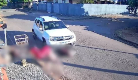 Veja vídeo: Mãe e filho são arremessados após moto ser atingida por carro em Mato Grosso