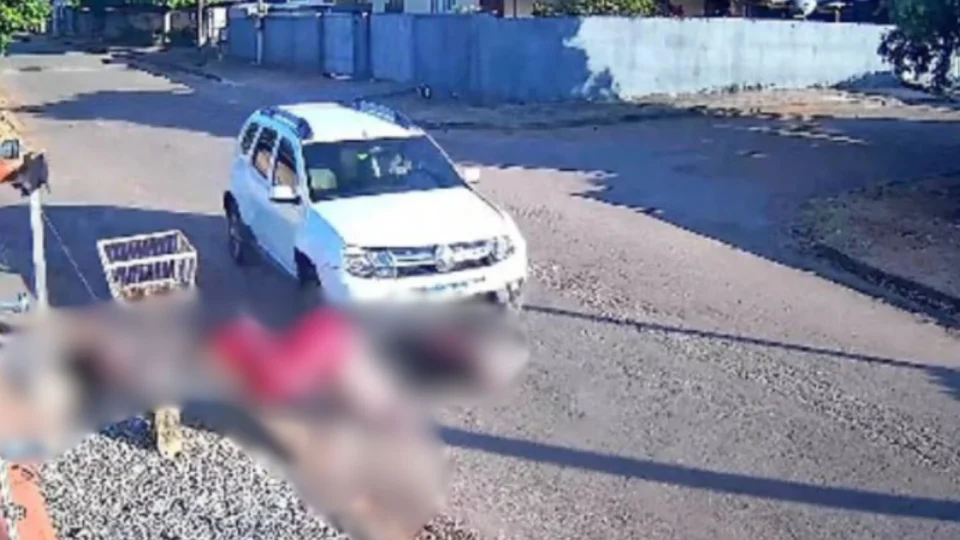 Veja vídeo: Mãe e filho são arremessados após moto ser atingida por carro em Mato Grosso