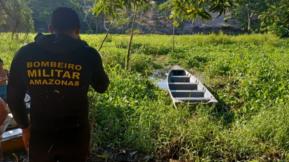 Corpo de Bombeiros realiza buscas por idoso desaparecido no Lago do Aleixo, em Manaus