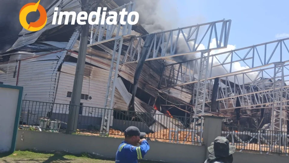 Veja vídeo: Fumaça tóxica toma o céu de Manaus após explosão em fábrica no Distrito Industrial 2