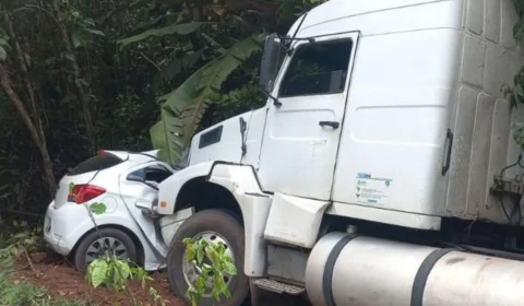 Duas mulheres morrem após carro perder controle e bater de frente com carreta na BR-174