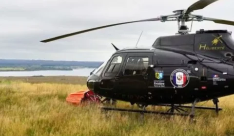 Veja o vídeo: Helicóptero perde controle e cai em lago durante combate a incêndio na França