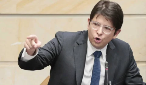 Morre o Miguel Uribe Turbay, pré-candidato da oposição da Colômbia, aos 39 anos vítima de complicações pós-atentado em Bogotá