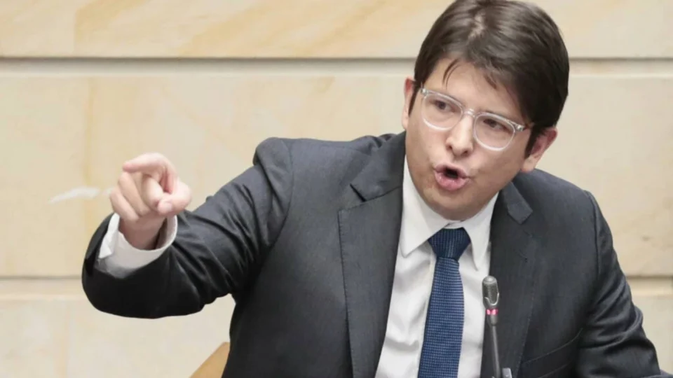 Morre o Miguel Uribe Turbay, pré-candidato da oposição da Colômbia, aos 39 anos vítima de complicações pós-atentado em Bogotá