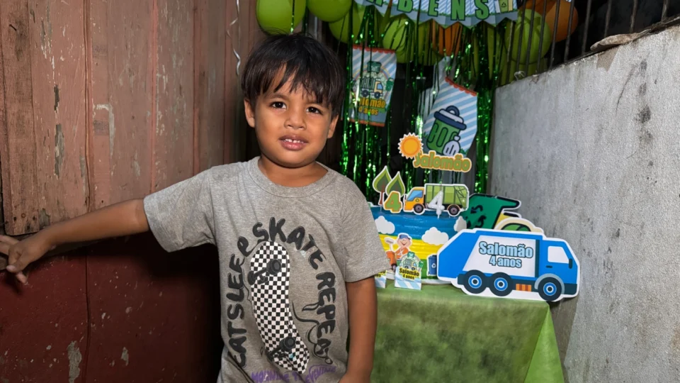 Veja o vídeo: Menino de 4 anos escolhe garis como tema de aniversário e emociona no bairro Redenção em Manaus