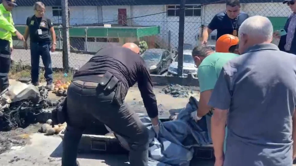 Veja o vídeo: IML remove corpo de motociclista carbonizado após picape invadir contramão na Av. Buriti