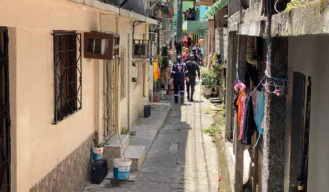 Veja o vídeo: Homem é baleado no Beco Mestre Chico, no centro de Manaus, e é socorrido pelo SAMU