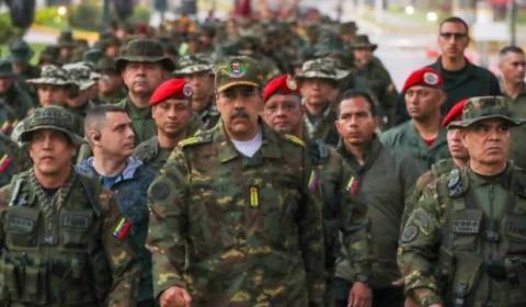 Veja o vídeo: Maduro mobiliza Exército diante de avanço naval dos EUA no Caribe