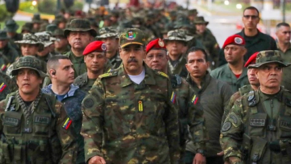 Veja o vídeo: Maduro mobiliza Exército diante de avanço naval dos EUA no Caribe