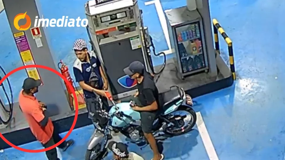 VEJA VÍDEO: Bandido realiza ‘arrastão’ em posto de combustíveis e rouba pertences de trabalhadores e clientes no bairro Novo Reino