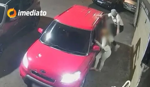 VEJA VÍDEO: Câmera flagra homem agredindo ex-namorada com chutes e voadora após não aceitar fim do relacionamento