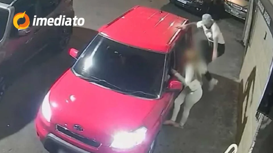 VEJA VÍDEO: Câmera flagra homem agredindo ex-namorada com chutes e voadora após não aceitar fim do relacionamento