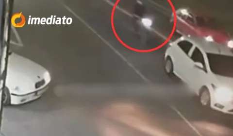 VEJA VÍDEO: Motociclista ‘voa’ após colidir na traseira de carro na avenida das Torres